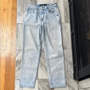 Hollister Ultra High-Rise Mom Jeans
